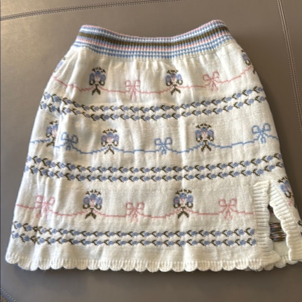 For Love Bell Knitted Skirt with Bow & Floral Design. Teenager.  Size Small.